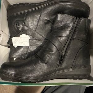 Easy Street Black Ankle Boots new in box. Very comfortable 11m